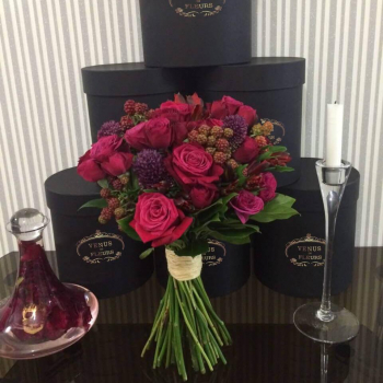 Малиновые розы с гиперикумом - 25 шт.