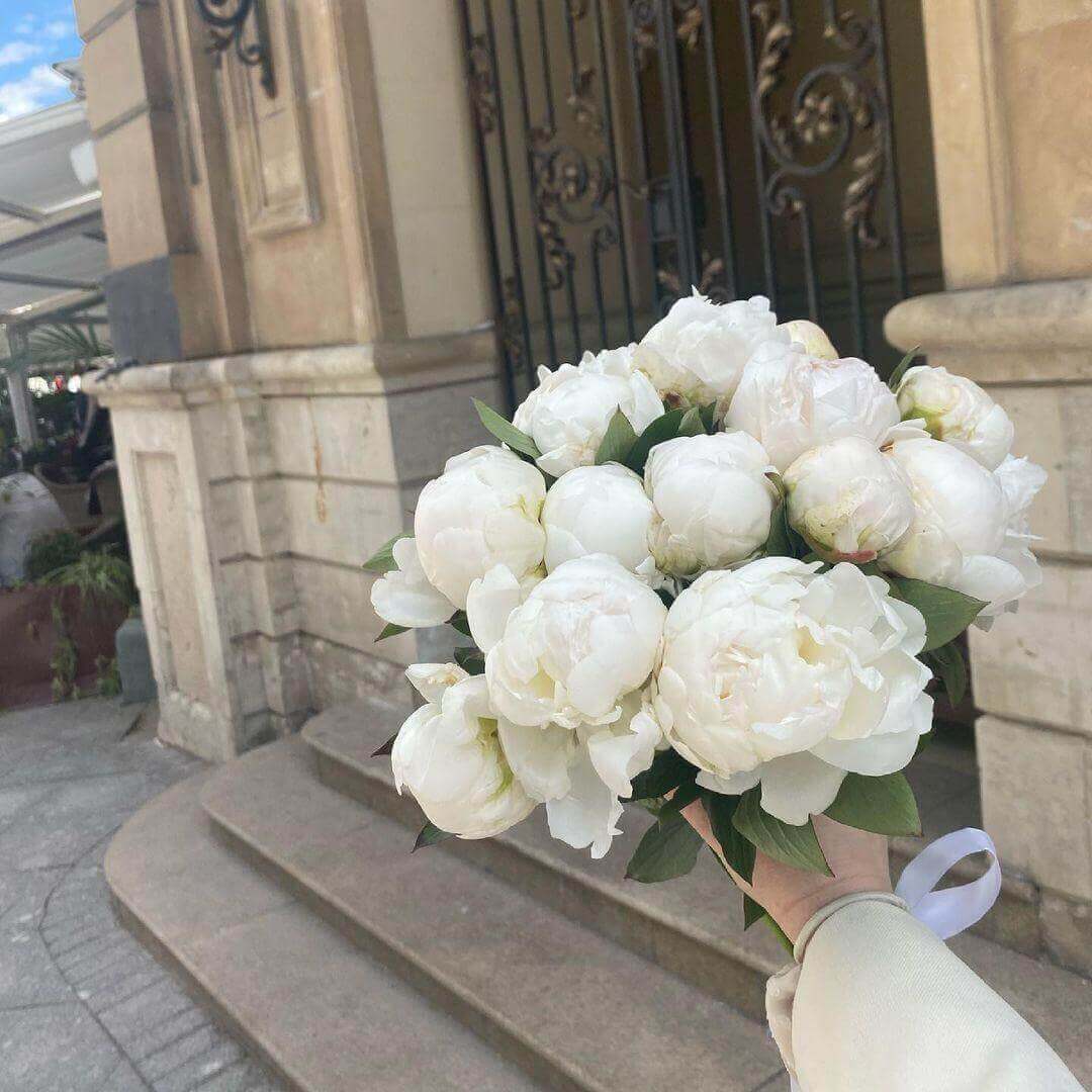 Букет из 19 белых пионов Букет из 19 белых пионов