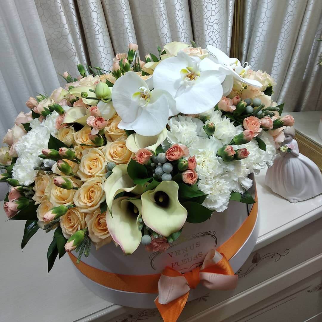 Каллы с гвоздиками в миксе от 81 шт. Каллы с гвоздиками в миксе от 81 шт.