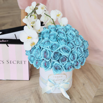 Голубые розы с орхидеей от 51 шт. Голубые розы с орхидеей от 51 шт.