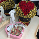 Золотые розы с сердцем (шар) от 101 шт. Золотые розы с сердцем (шар) от 101 шт.