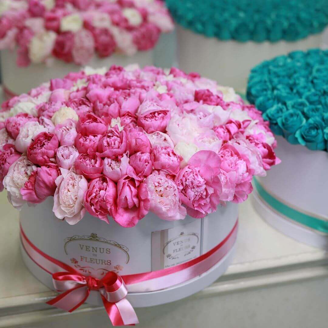 Розовые пионы в коробке от 9 шт. Розовые пионы в коробке от 9 шт.