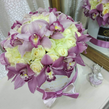 Белые розы с орхидеями от 51 шт.