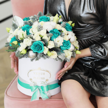 Новогодний букет с бирюзовыми розами от 19 шт.