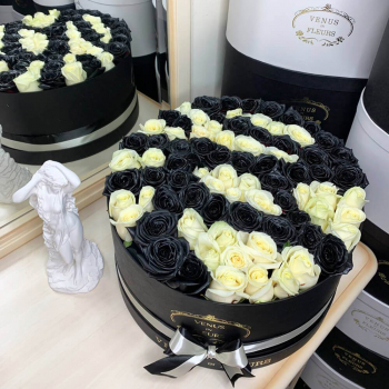 Зебра из роз - 101 шт. Зебра из роз - 101 шт.