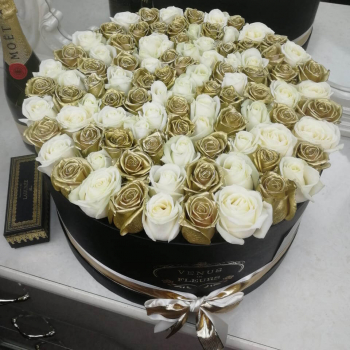 101 бело-золотая роза в коробке