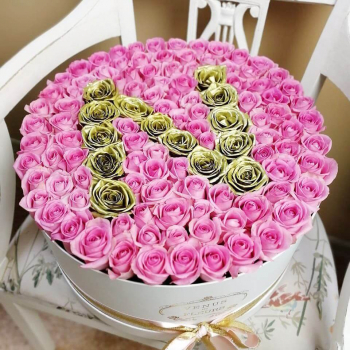 Розовые розы с буквой - 101 шт.