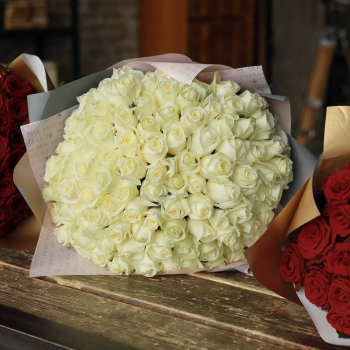 101 белая роза в букете