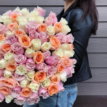Разноцветные розы в букете - 101 шт.