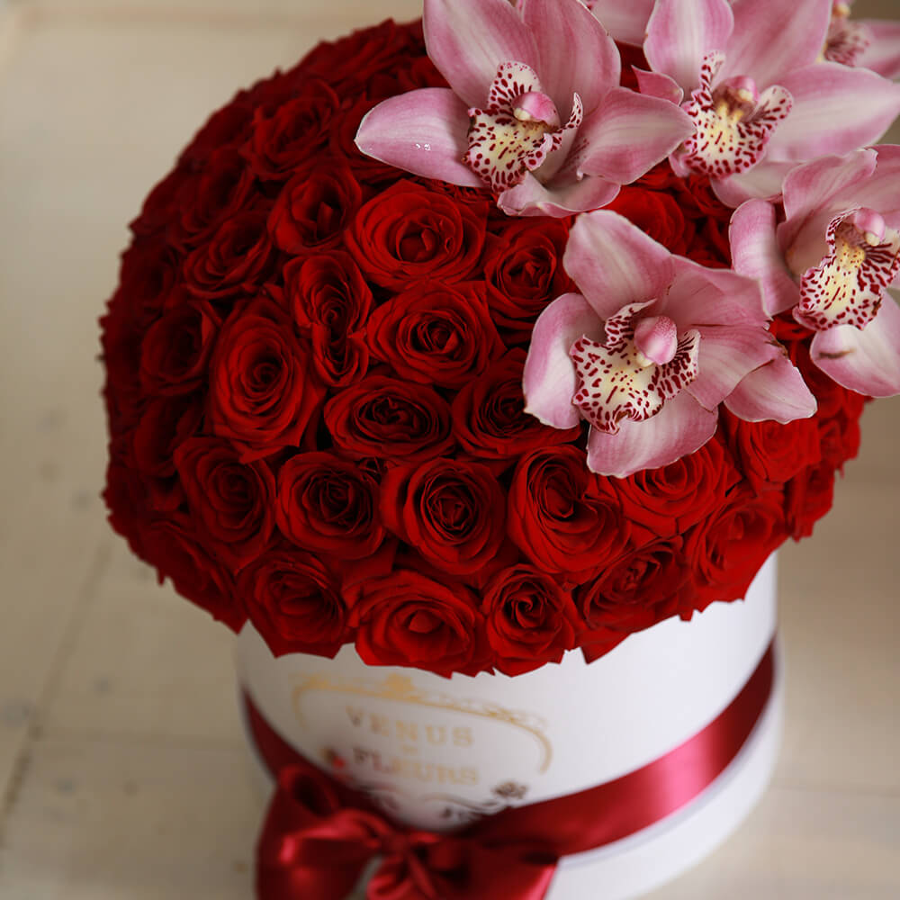 51 красная роза шаром с орхидеей 51 красная роза шаром с орхидеей
