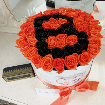 51 коралловая роза с черной буквой