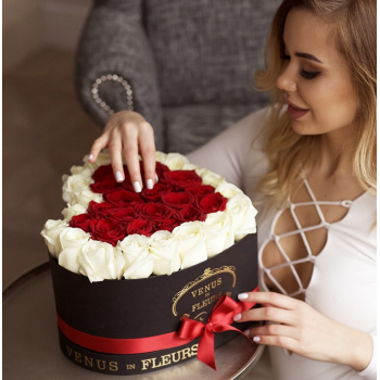 51 красная роза с окантовкой