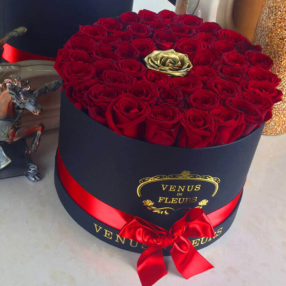 51 красная роза с золотой в коробке 51 красная роза с золотой в коробке