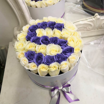 Белые розы с буквой от 51 шт.