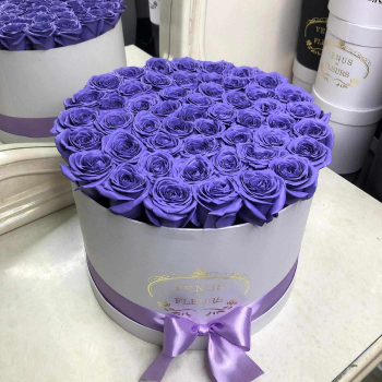 Фиолетовые розы в коробке от 9 шт. Фиолетовые розы в коробке от 9 шт.