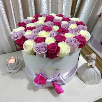 Микс из роз в коробке - 51 шт.