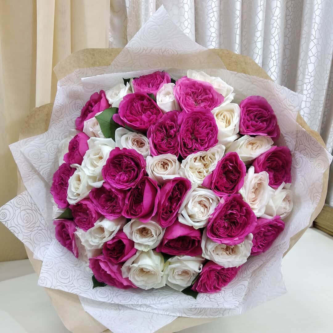 51 бело-розовая пионовидная роза в букете 51 бело-розовая пионовидная роза в букете
