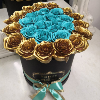 25 Бирюзовых роз "Модные цветы"