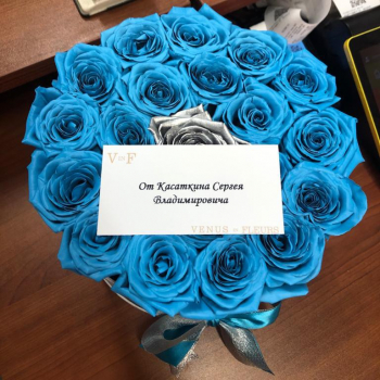 25 голубых роз с серебряной в коробке 25 голубых роз с серебряной в коробке