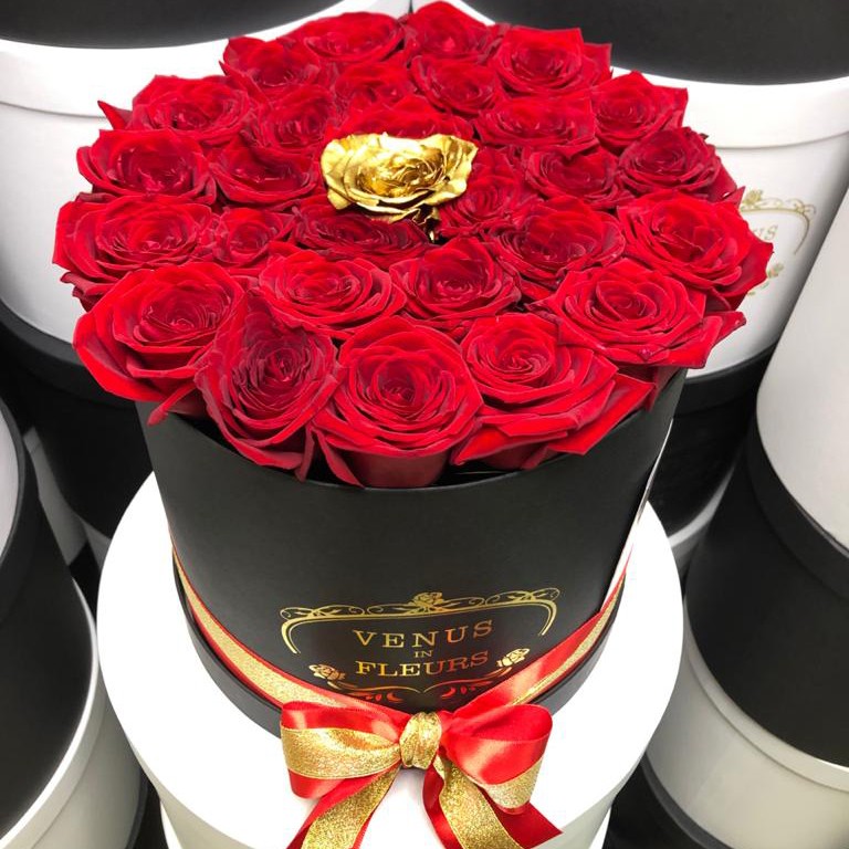 31 красная роза с золотой в коробке 31 красная роза с золотой в коробке
