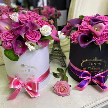 31 розовая роза с каллами в коробке