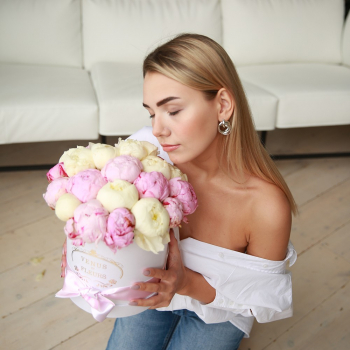 31 бело-розовый пион в коробке