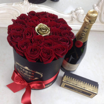 15 красных роз с золотой в коробке