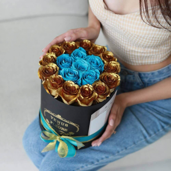 15 голубых роз с золотой окантовкой 15 голубых роз с золотой окантовкой