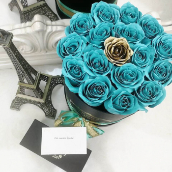 15 бирюзовых роз с золотой в коробке 15 бирюзовых роз с золотой в коробке