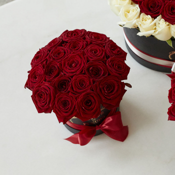 15 роз в коробке купить в Москве ✿ Доставка: 0 ₽ при заказе от 3 000 ₽ ✿Букеты цветов от Venus in Fleurs