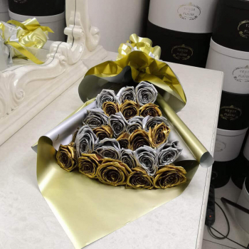 15 серебряно-золотых роз в букете