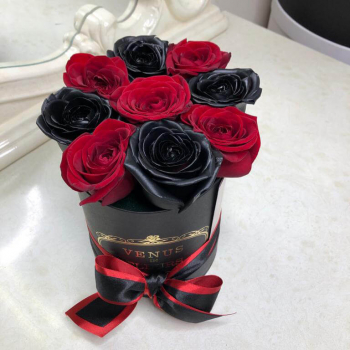 9 черно-красных роз в коробке 9 черно-красных роз в коробке