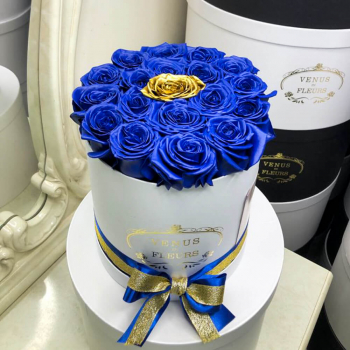 15 синих роз с золотой