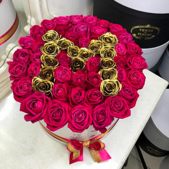 51 малиновая роза с золотой буквой