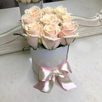 9 кремовых роз в коробке 9 кремовых роз в коробке