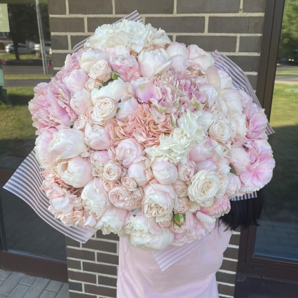 Пионы с гортензиями в букете от 29 шт. Пионы с гортензиями в букете от 29 шт.