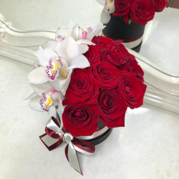 15 красных роз с орхидеей