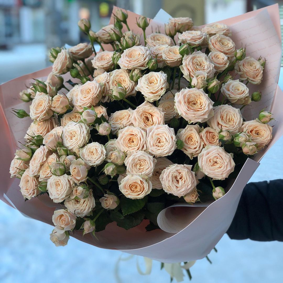 Кремовые кустовые розы от 9 шт. Кремовые кустовые розы от 9 шт.
