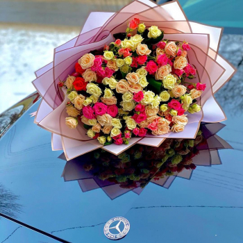 51 розовая кустовая роза в букете