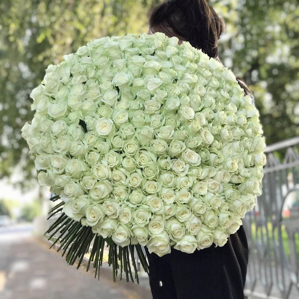 501 кремовая роза в букете - 80 см. 501 кремовая роза в букете - 80 см.