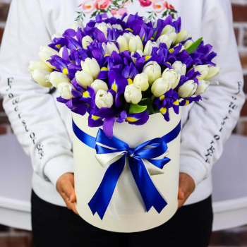 Ирисы с белыми тюльпанами от 101 шт.