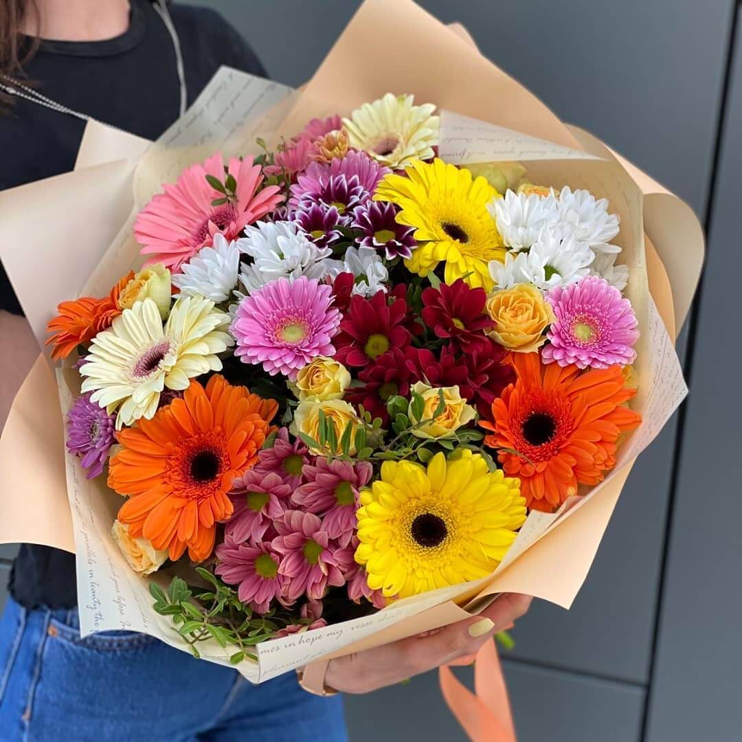 Букет из гербер и хризантем - 25 шт. Букет из гербер и хризантем - 25 шт.