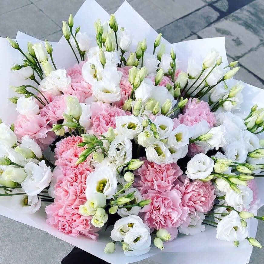 Гвоздики с эустомами в букете - 29 шт. Гвоздики с эустомами в букете - 29 шт.