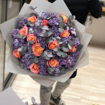 Гвоздики с розами в букете - 55 шт.