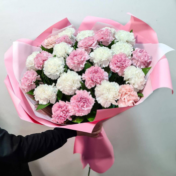 41 бело-розовая гвоздика в букете