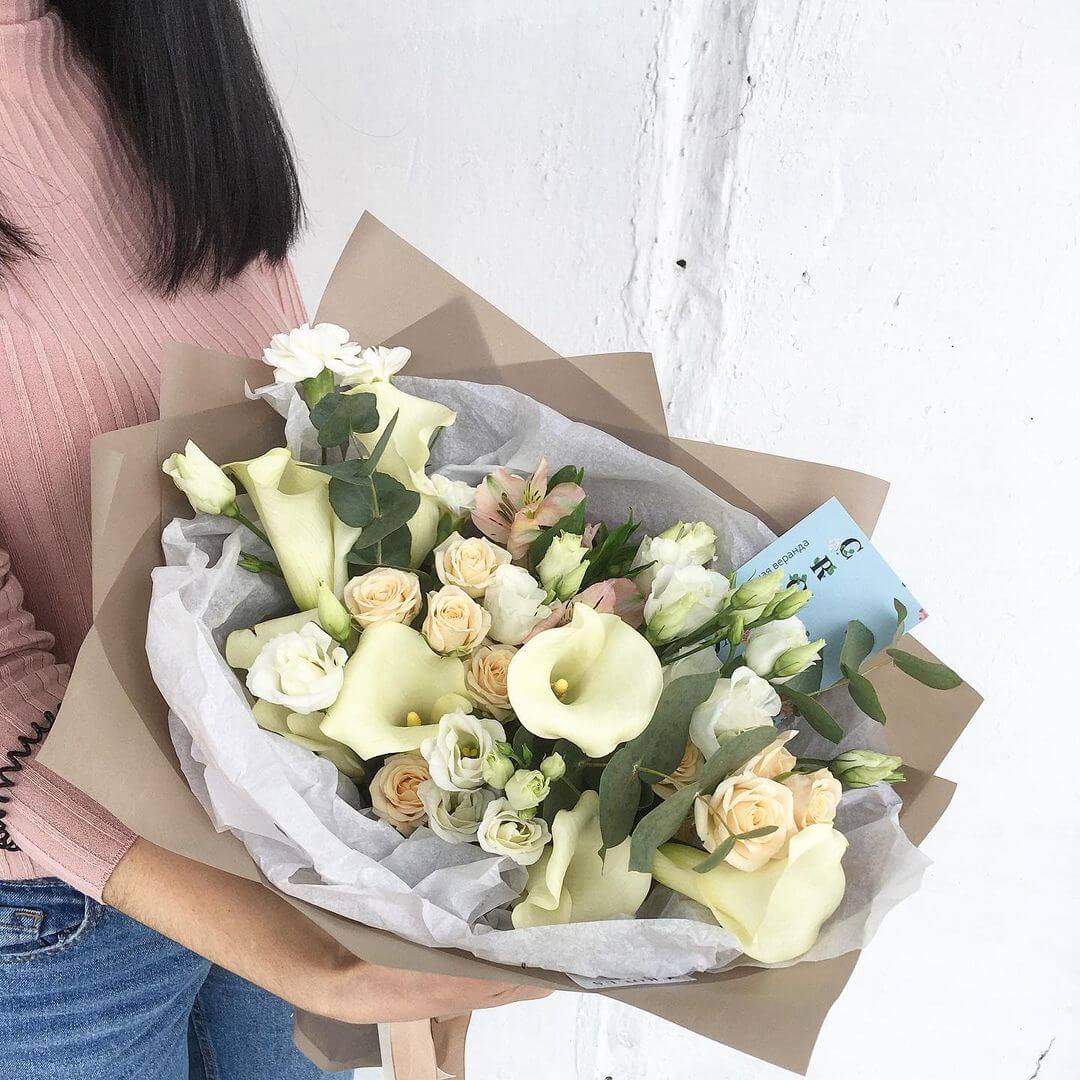 Букет из калл и кустовых роз - 29 шт. Букет из калл и кустовых роз - 29 шт.