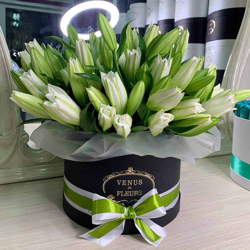 Белые лилии в коробке от 9 шт. Белые лилии в коробке от 9 шт.