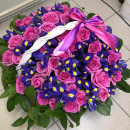 Розовые розы с ирисами в корзине - 89 шт. Розовые розы с ирисами в корзине - 89 шт.
