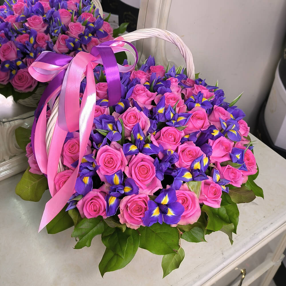 Розовые розы с ирисами в корзине - 89 шт. Розовые розы с ирисами в корзине - 89 шт.