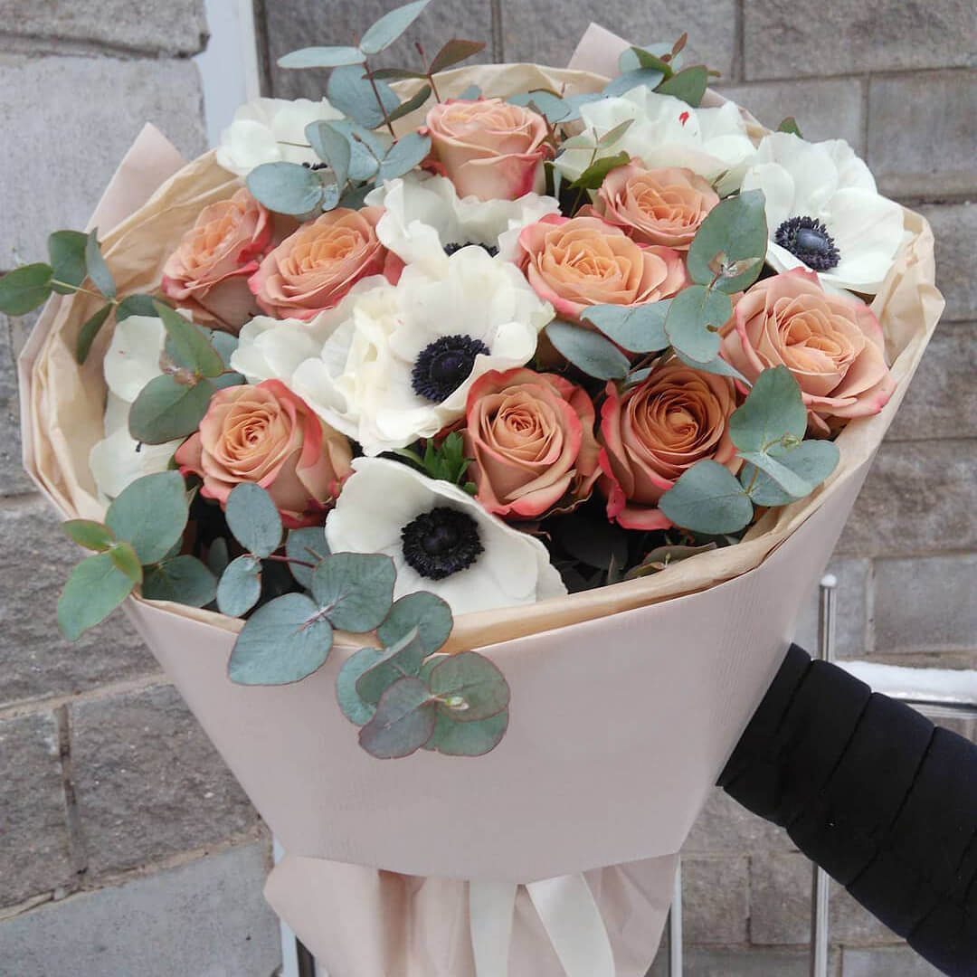 Анемоны с кофейными розами - 19 шт. Анемоны с кофейными розами - 19 шт.